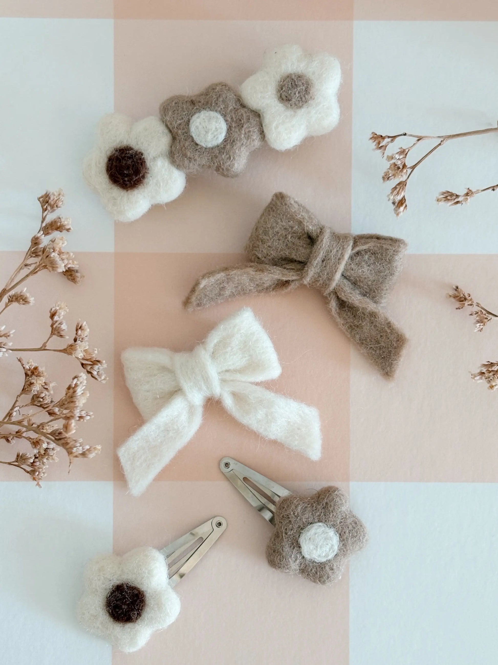 Duo de Barrettes en Laine Feutrée – Écru & Beige Bee Bohème