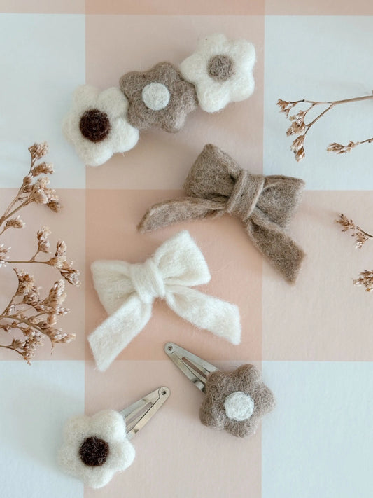 Duo de Barrettes en Laine Feutrée – Écru & Beige Bee Bohème