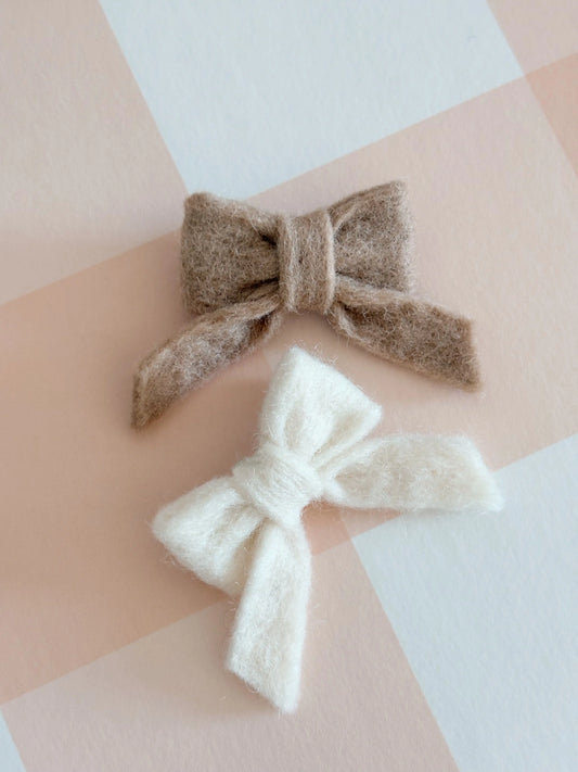 Duo de Barrettes en Laine Feutrée – Écru & Beige Bee Bohème