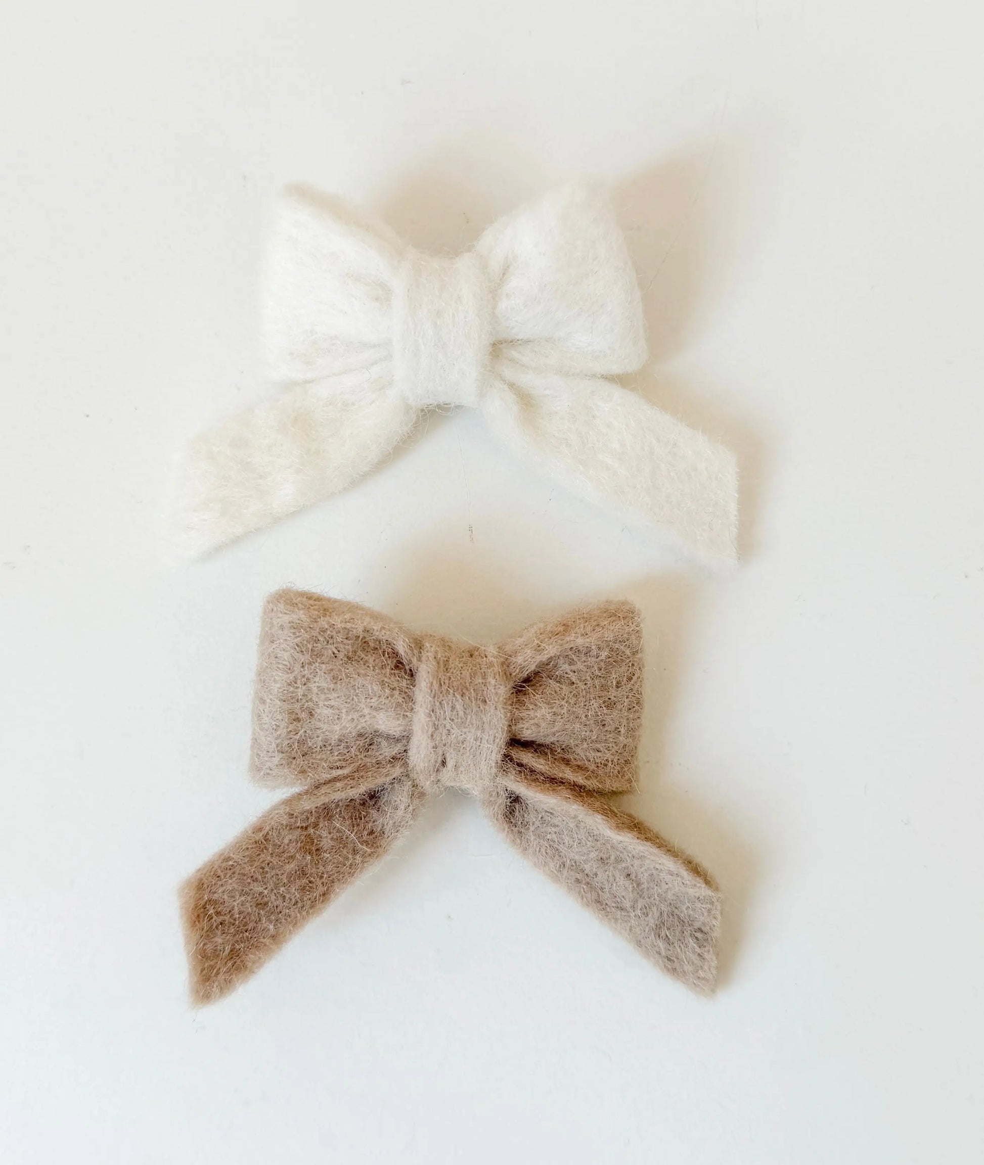 Duo de Barrettes en Laine Feutrée – Écru & Beige Bee Bohème