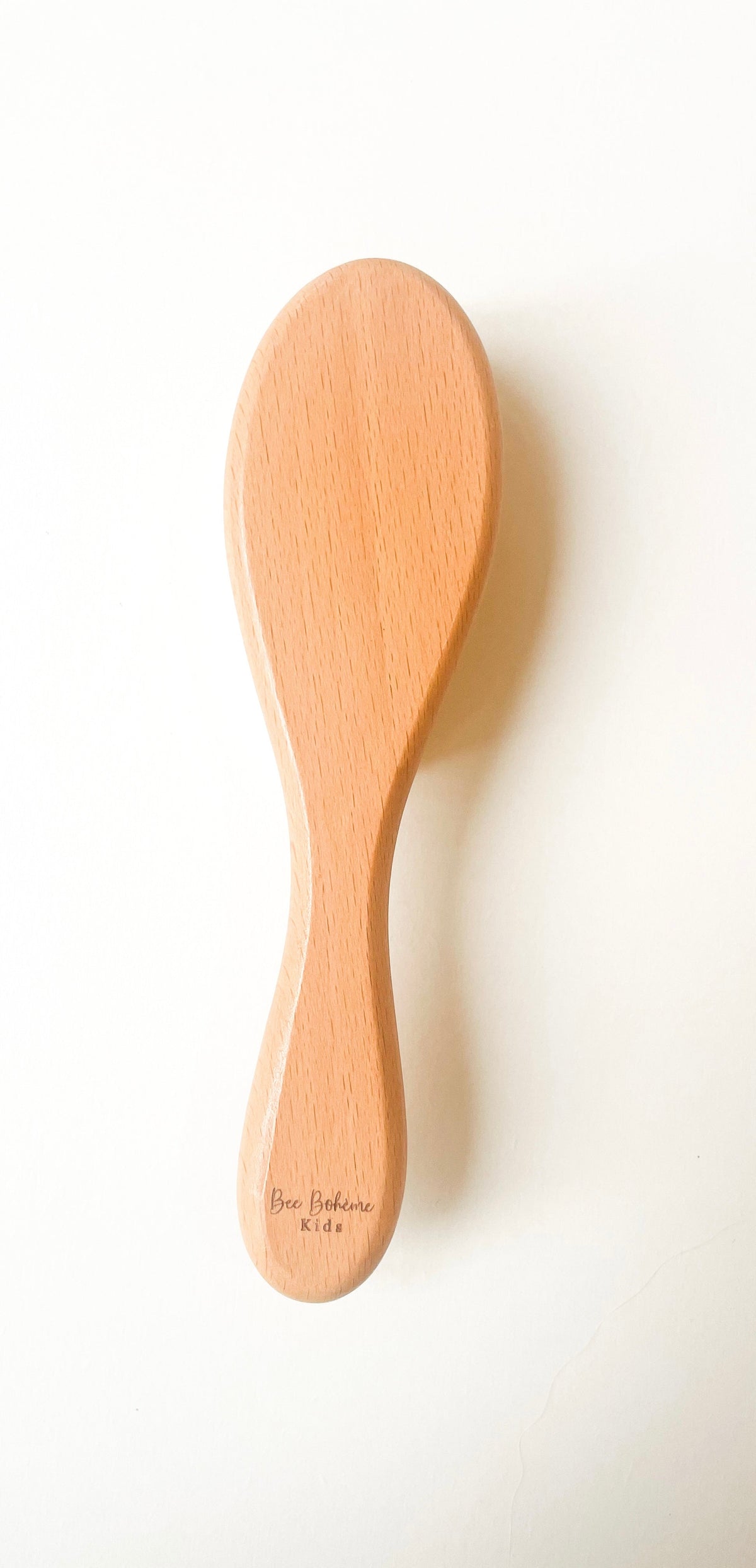 Brosse à cheveux pour bébé en bois de hêtre vue de dos
