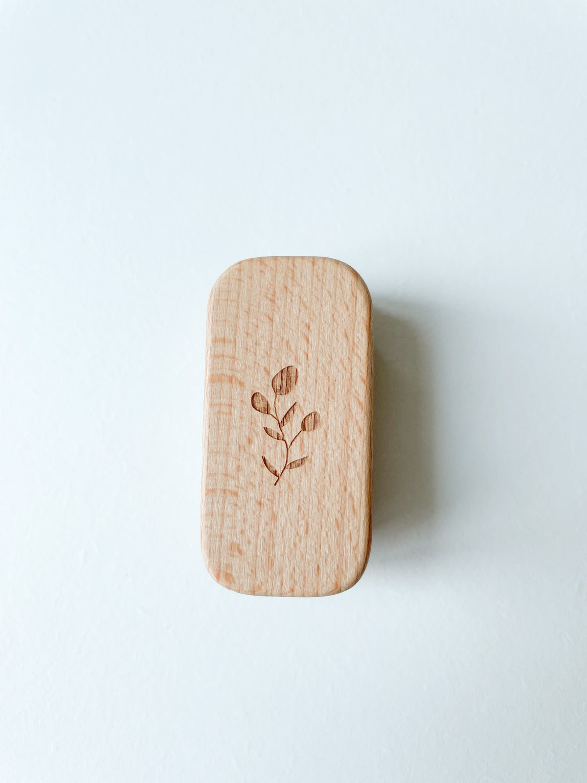 Brosse à ongles bébé en bois avec motif floral gravé