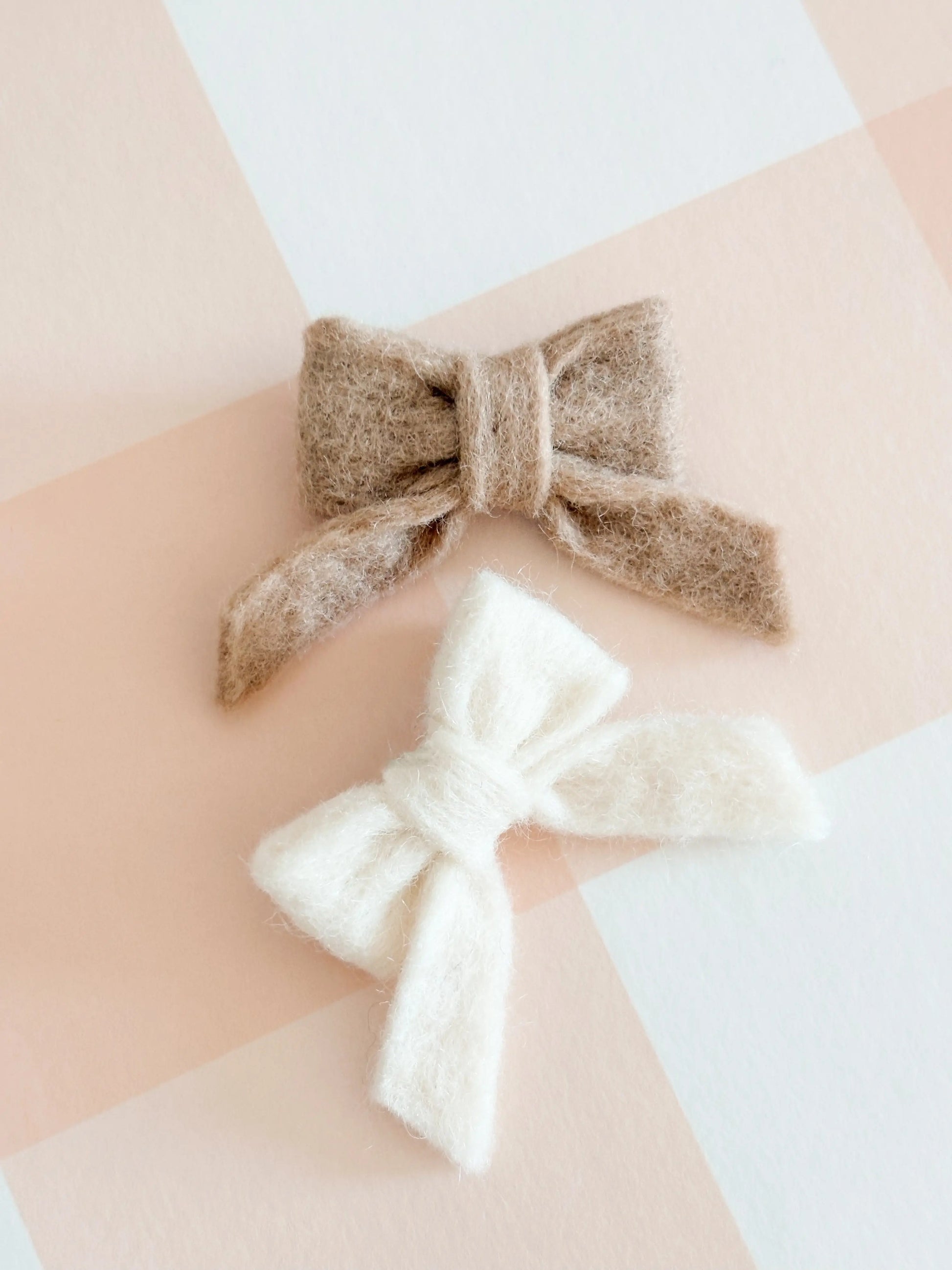 Duo de Barrettes en Laine Feutrée – Écru & Beige Bee Bohème