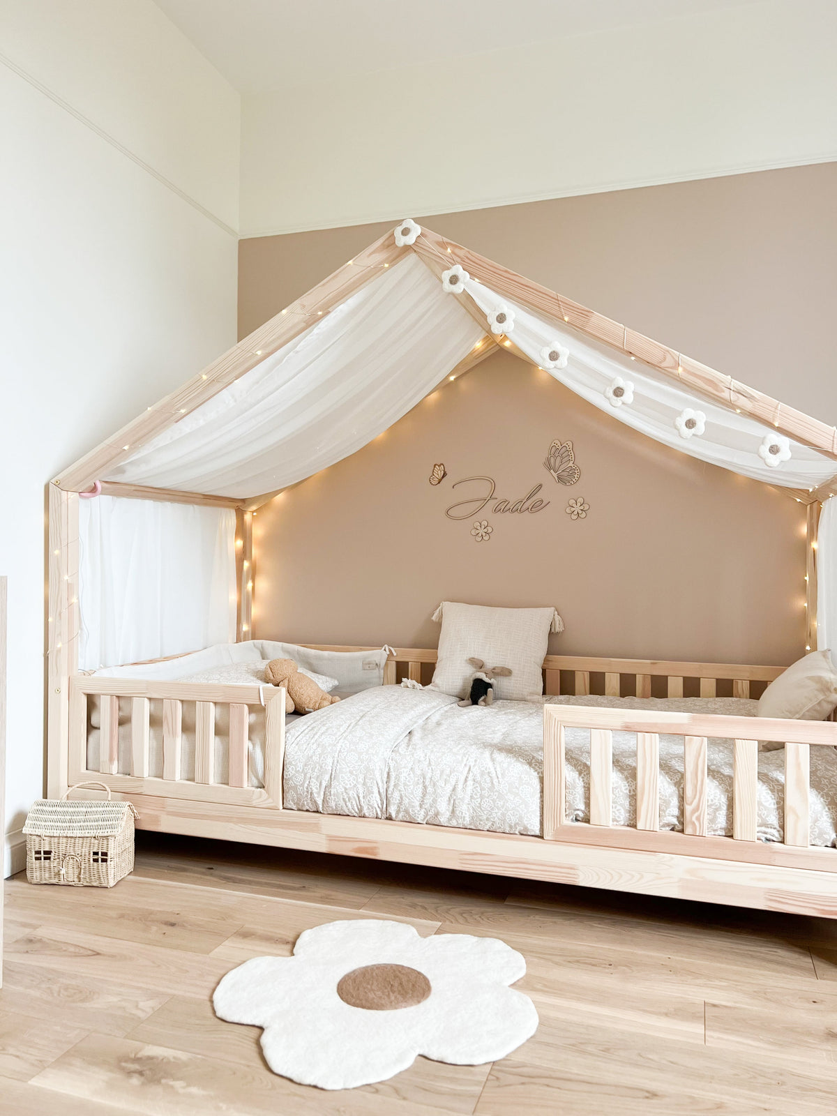 Tapis fleur en laine feutrée devant un lit dans une chambre d'enfant