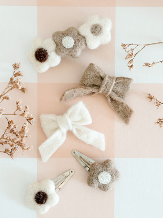 Barrettes fleurs pour fille en laine feutrée écrue et beige
