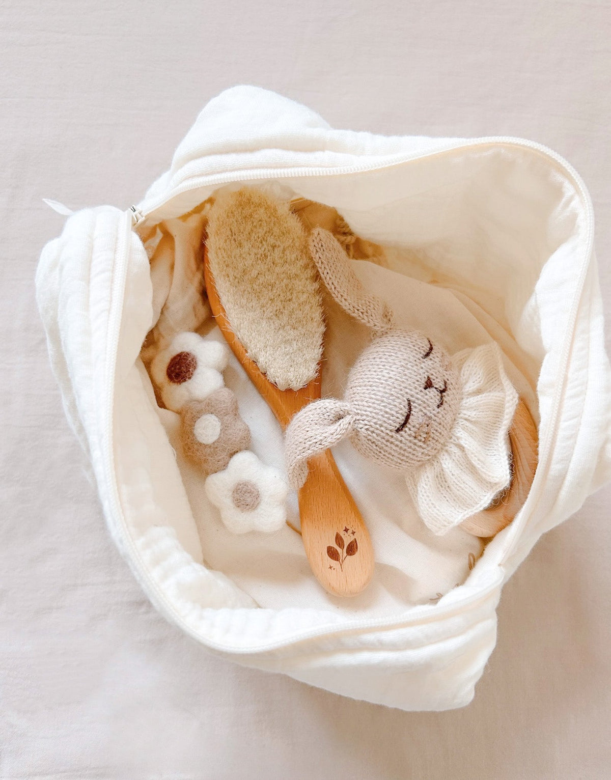 Brosse à cheveux bébé avec son pochon en coton biologique