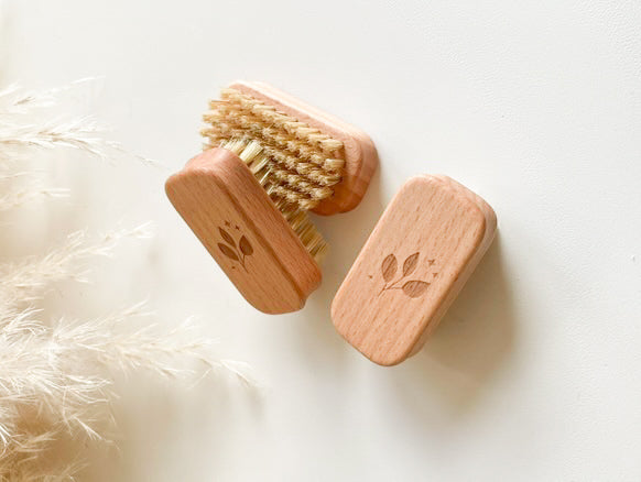 Brosse à ongles bébé en bois avec fibres naturelles douces