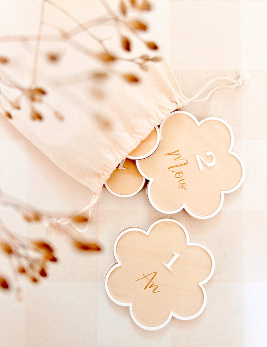 Cartes étapes en forme de fleurs en bois pour immortaliser les premiers mois de bébé