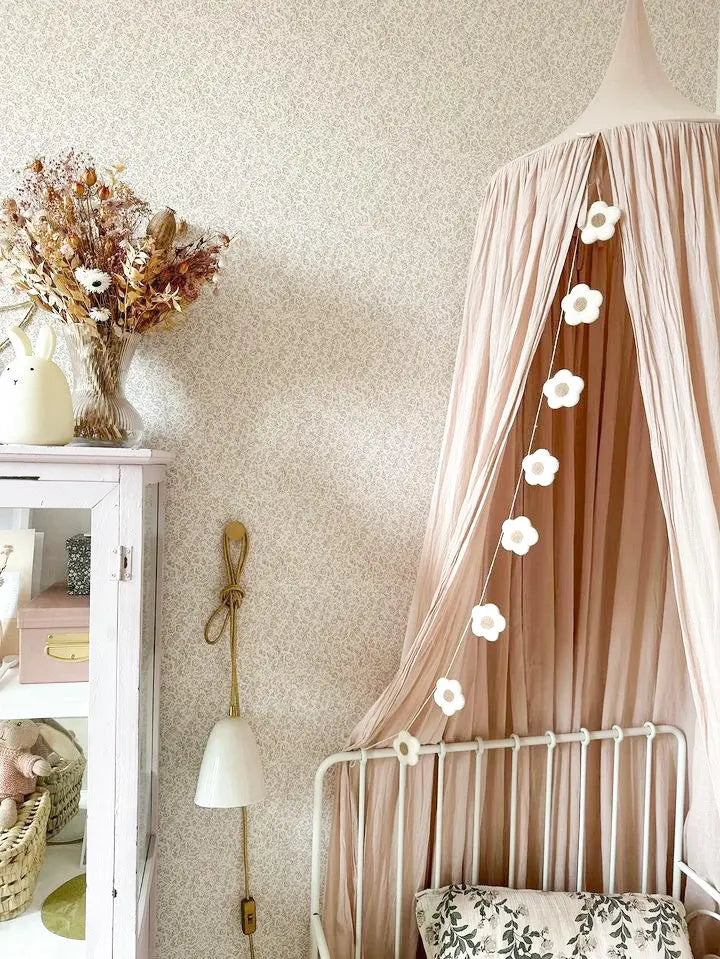 Décoration de chambre bébé avec guirlande de fleurs écrues