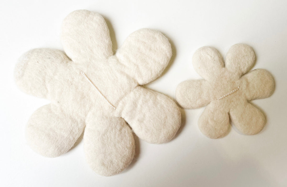 Deux fleurs décoratives blanches en laine feutrée avec cœur beige, fabriquées artisanalement