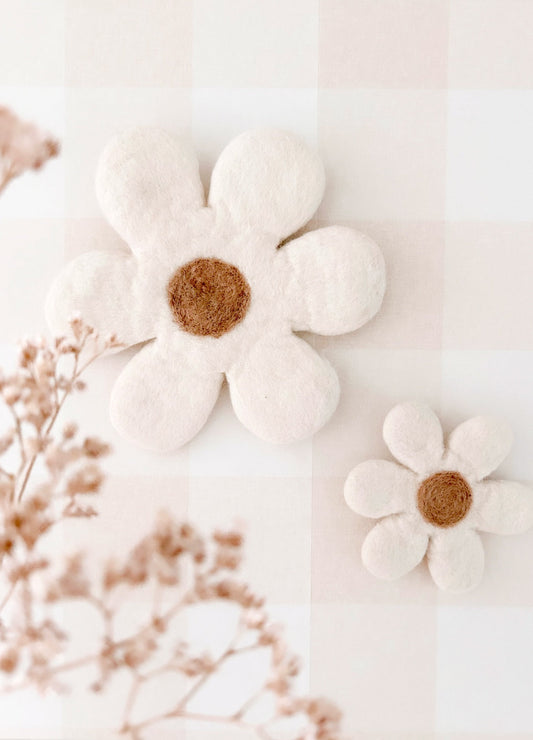 Duo de fleurs murales blanches en laine feutrée avec cœur beige, décoration pour chambre de bébé