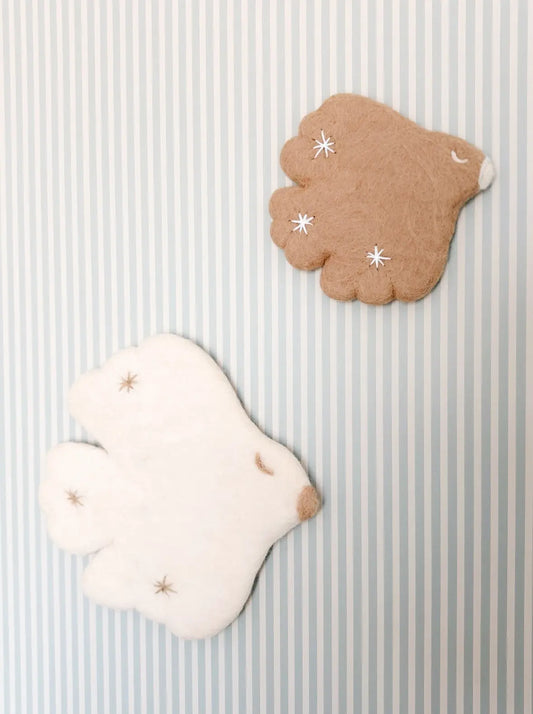 Deux oiseaux décoratifs en laine feutrée beige et écru, fabriqués artisanalement au Népal