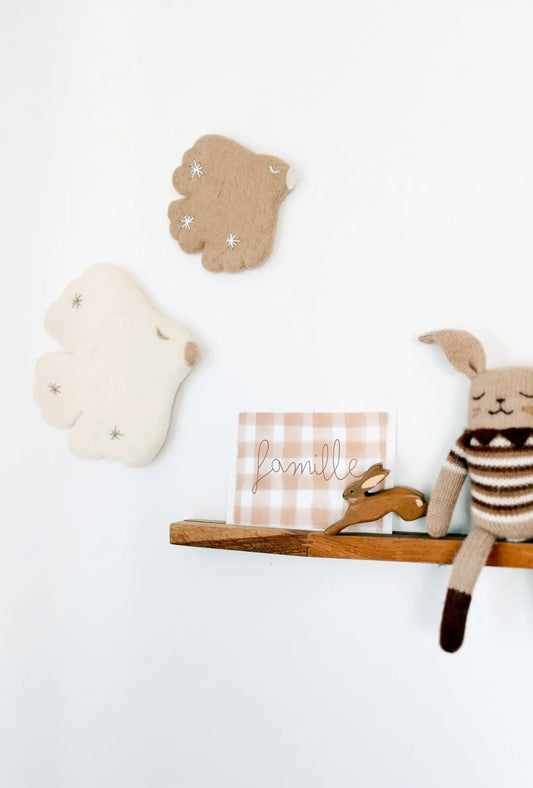 Duo d'oiseaux muraux beige et écru en laine feutrée, décoration artisanale pour chambre de bébé