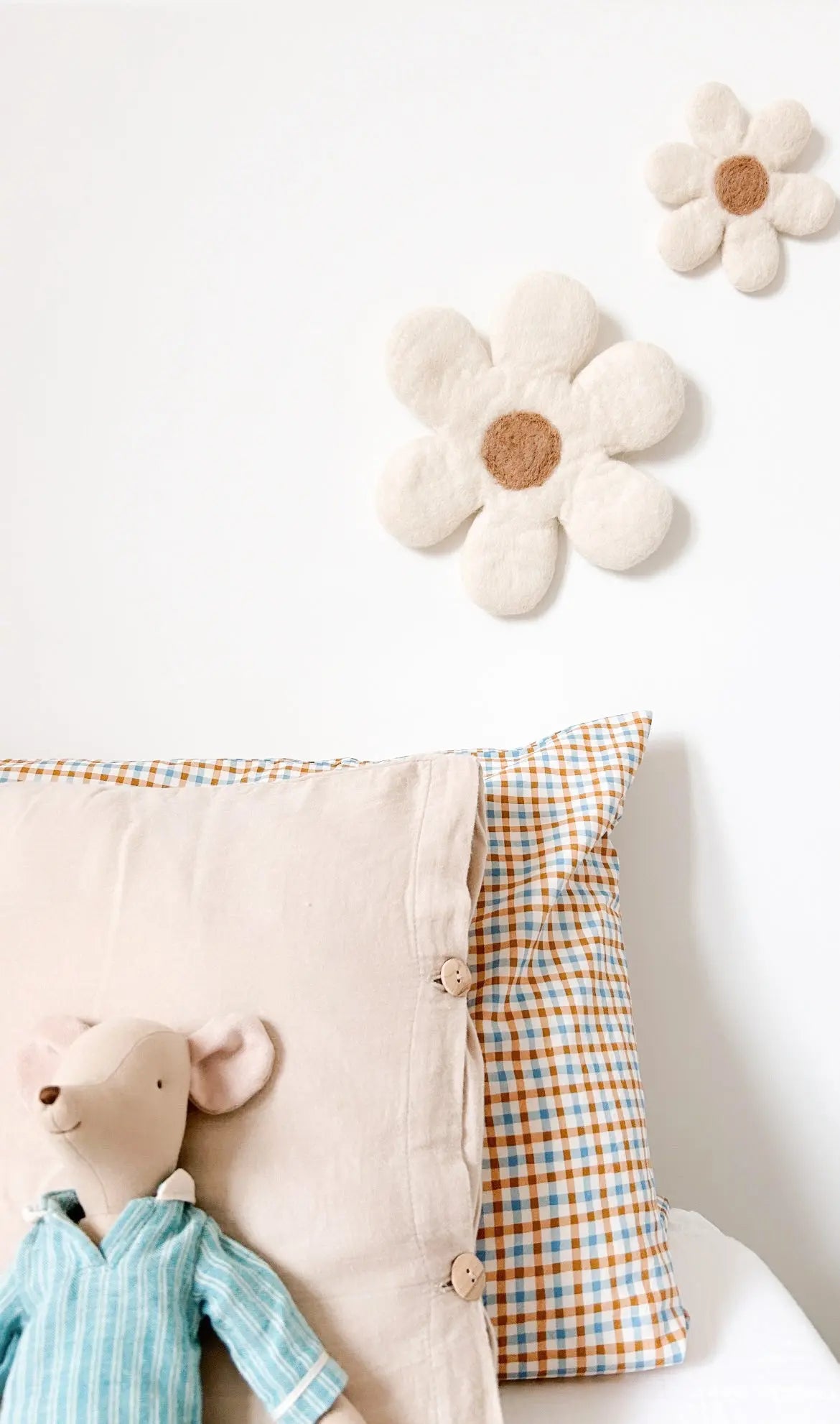 Duo de fleurs décoratives en feutre suspendues au mur d'une chambre enfant