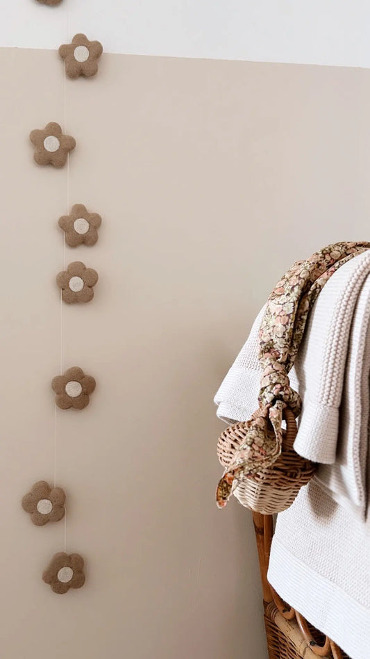 Guirlande de fleurs beiges en laine feutrée, décoration artisanale pour chambre de bébé