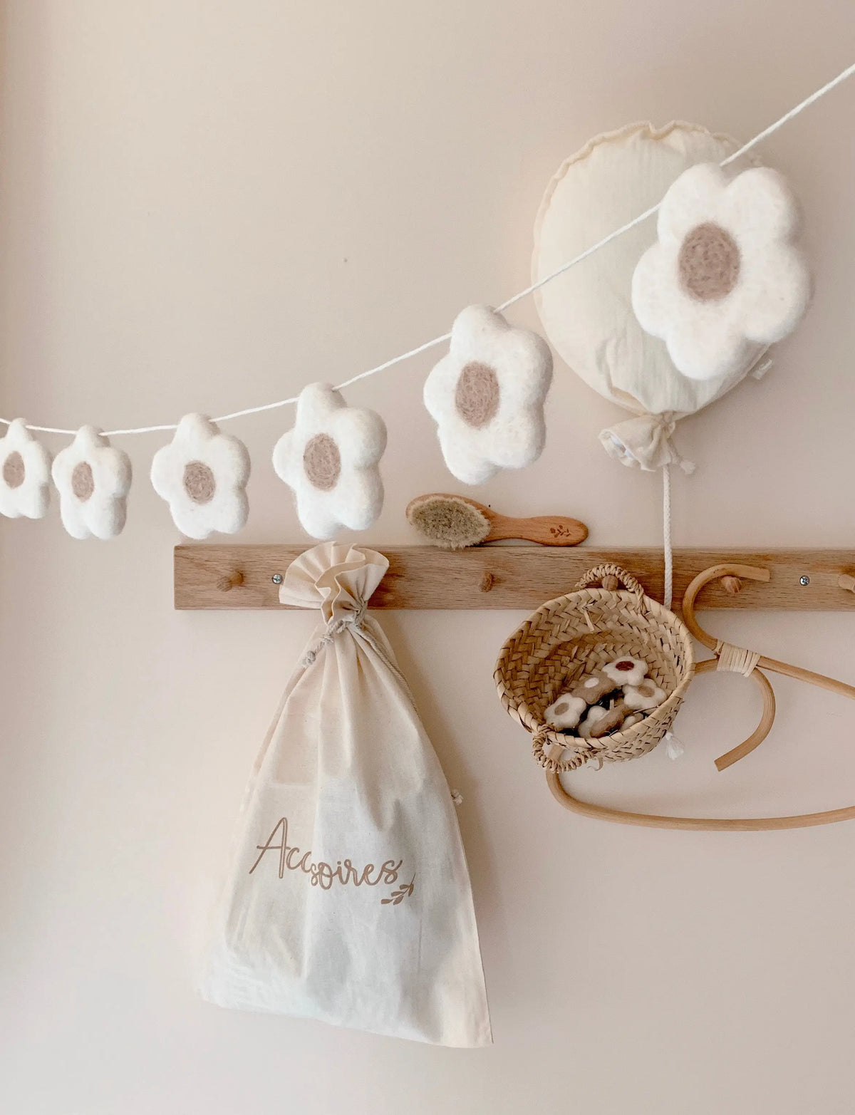 Guirlande décorative fleurs écrues dans une chambre de bébé