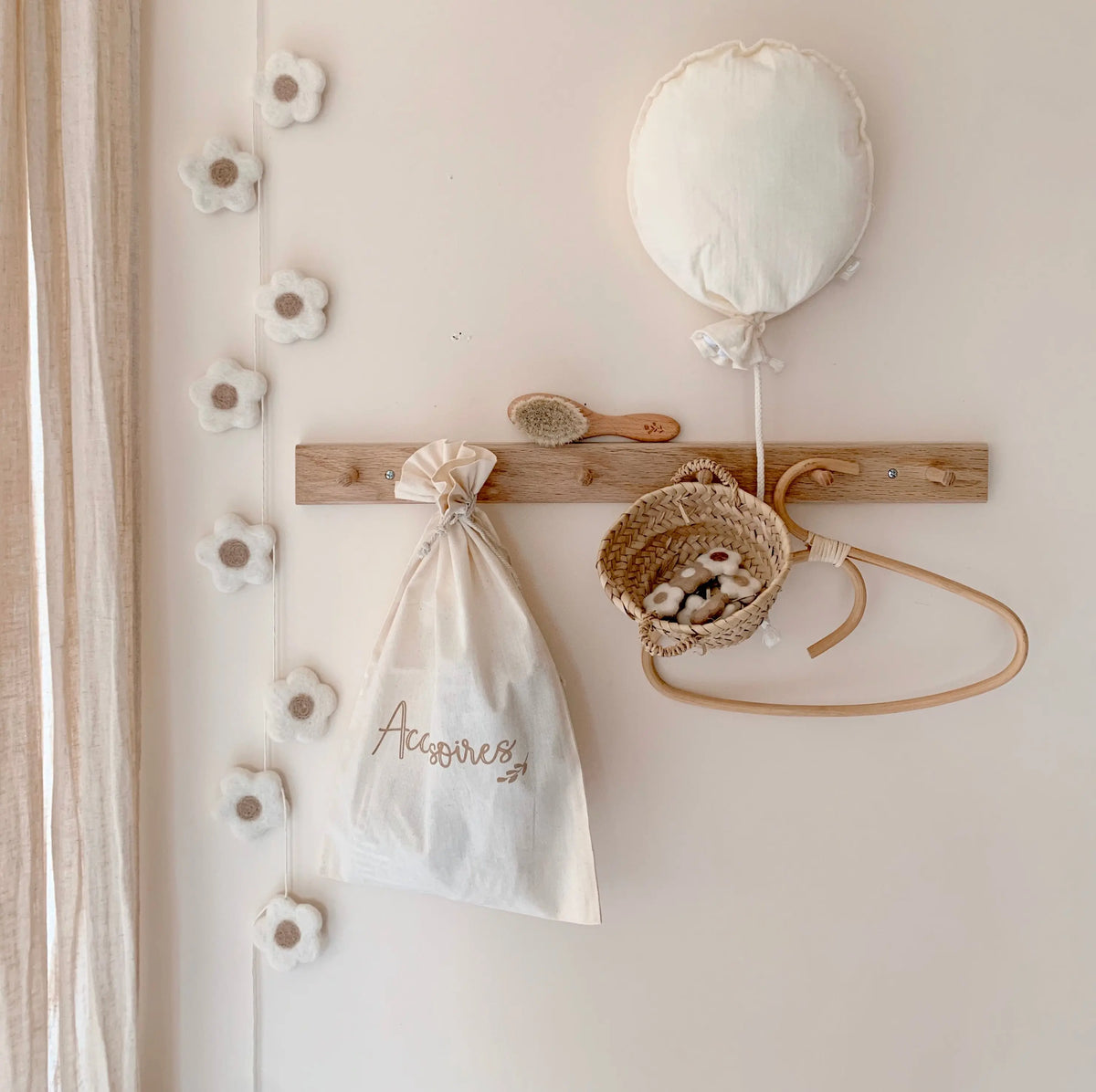 Guirlande fleurs écrues en décoration murale de chambre enfant