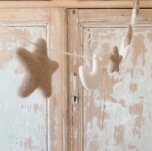 Guirlande lune et étoiles en laine feutrée beige et écru, décoration artisanale pour chambre de bébé