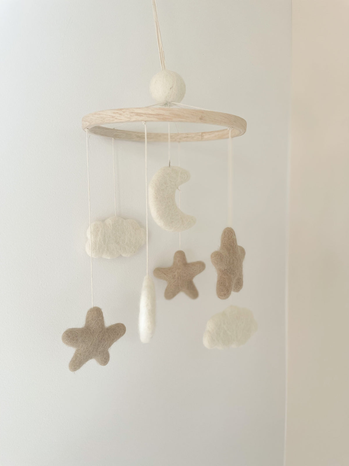 Mobile bébé avec lune et étoiles en laine feutrée aux teintes naturelles