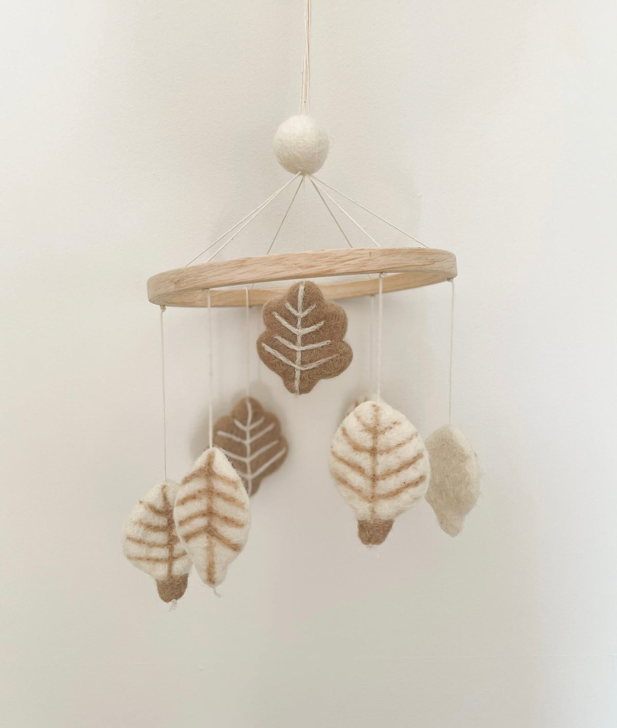 Mobile bébé feuilles en laine feutrée aux teintes naturelles