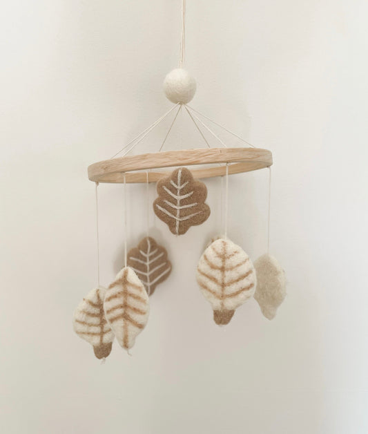 Mobile bébé feuilles en laine feutrée aux teintes naturelles