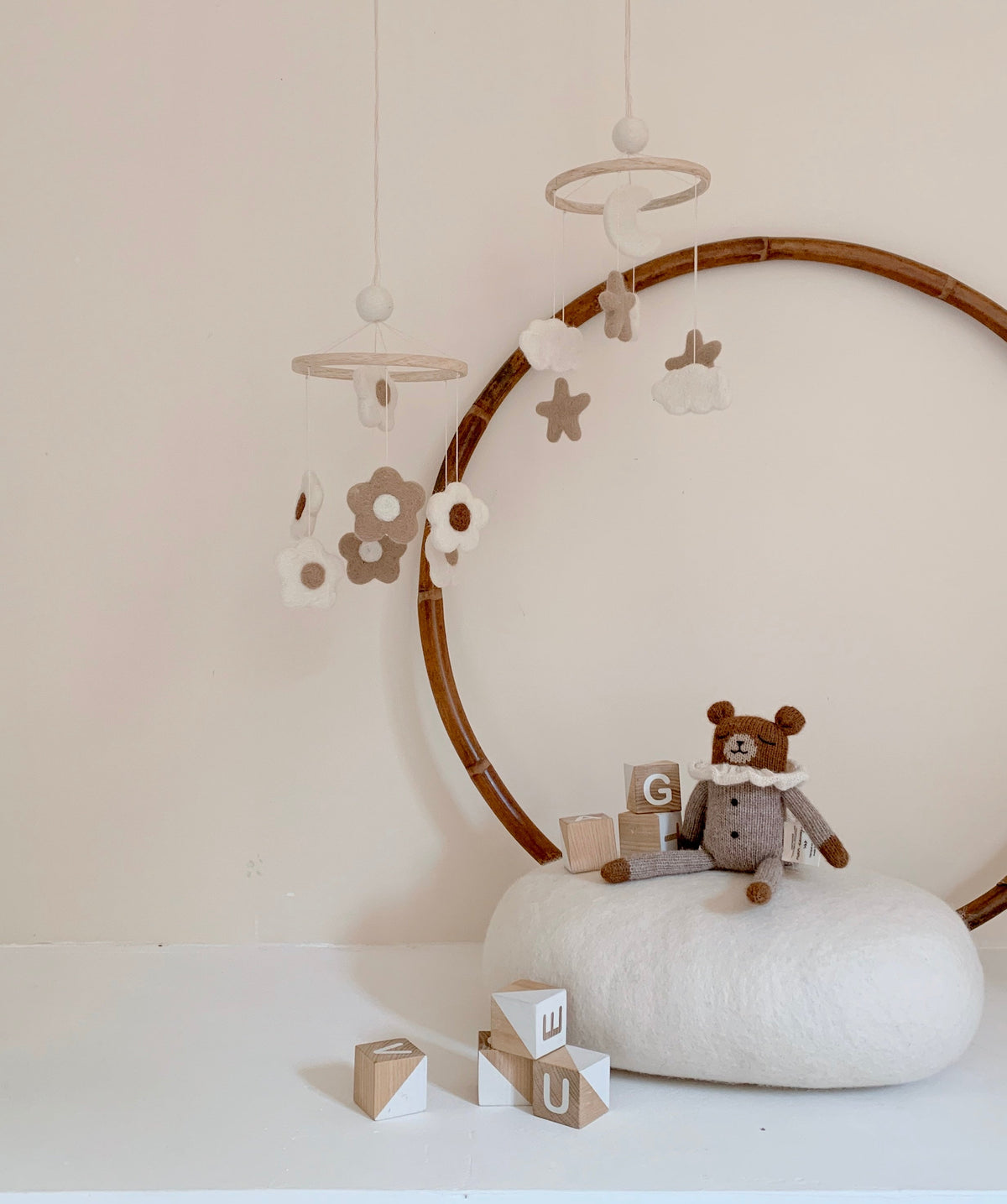 Mobile étoiles et lune en laine feutrée pour décoration de chambre bébé