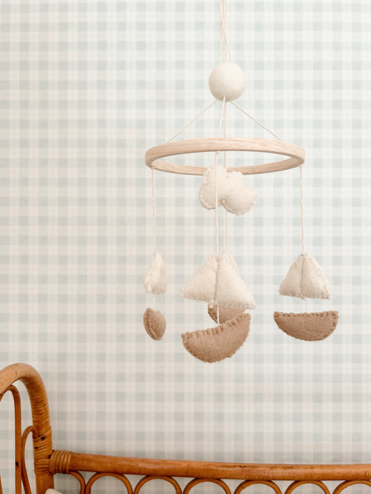 Mobile petits bateaux en laine feutrée, décoration artisanale pour chambre de bébé