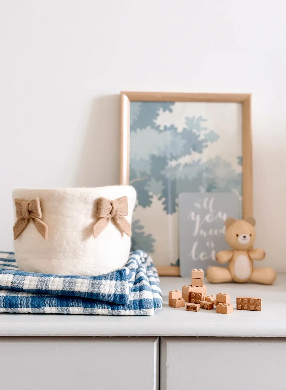 Panier à nœuds en laine feutrée dans une chambre de bébé