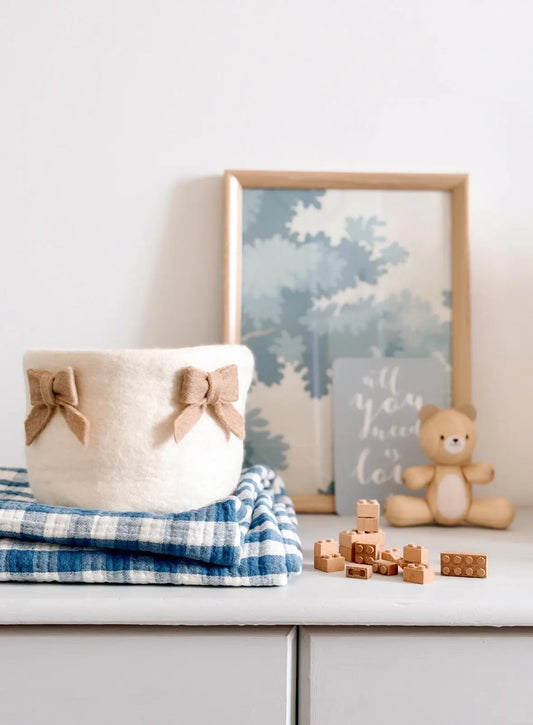 Panier à nœuds en laine feutrée dans une chambre de bébé