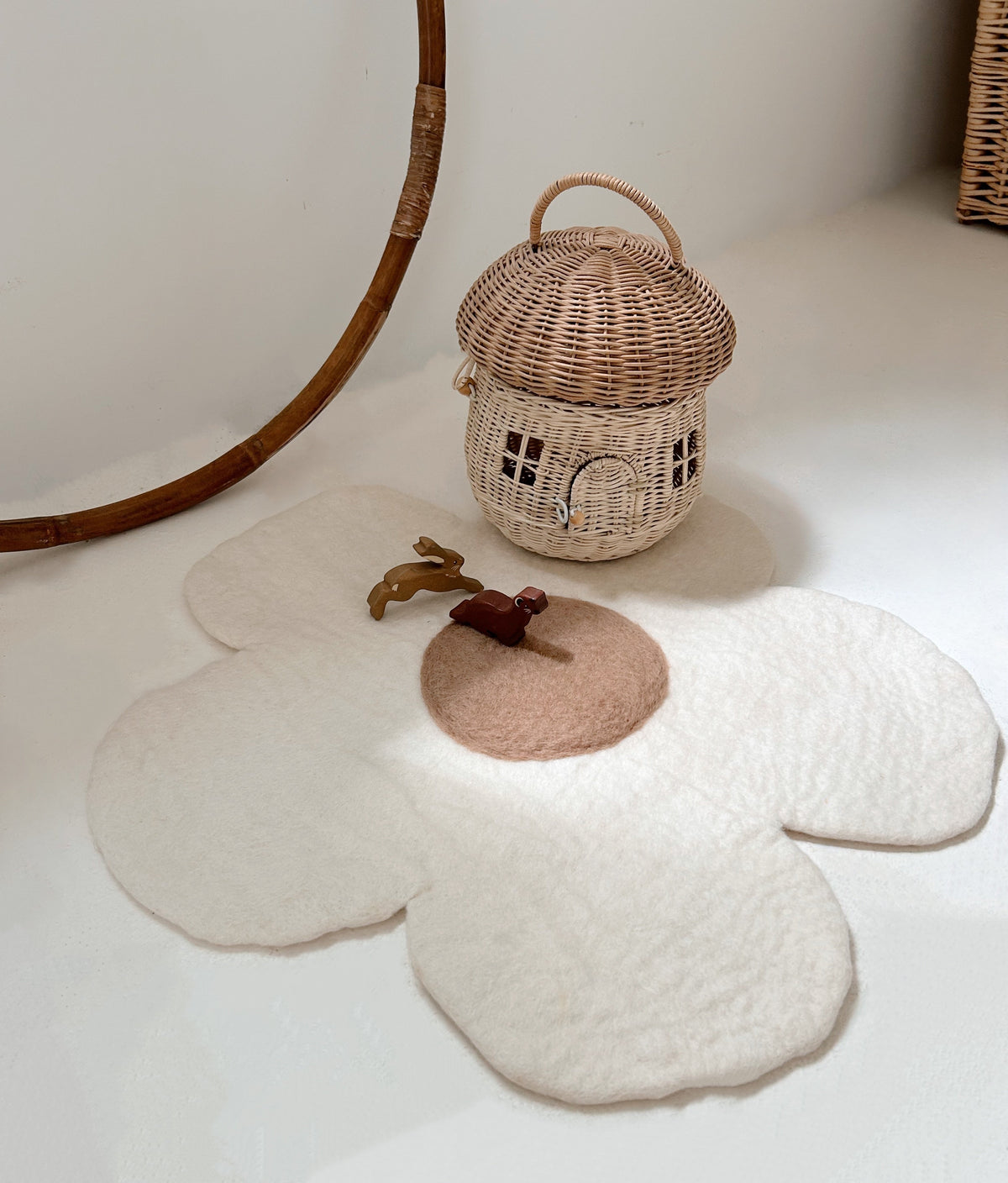 Tapis fleur en laine feutrée naturelle pour chambre de bébé