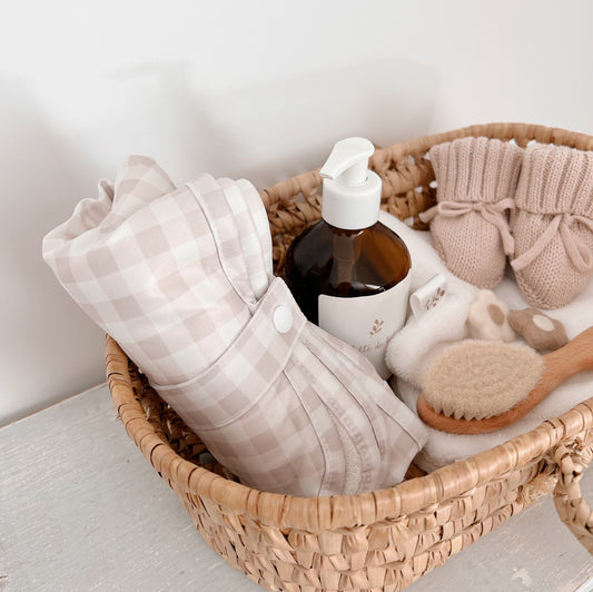 Tapis à langer nomade bébé vichy beige roulé dans un panier